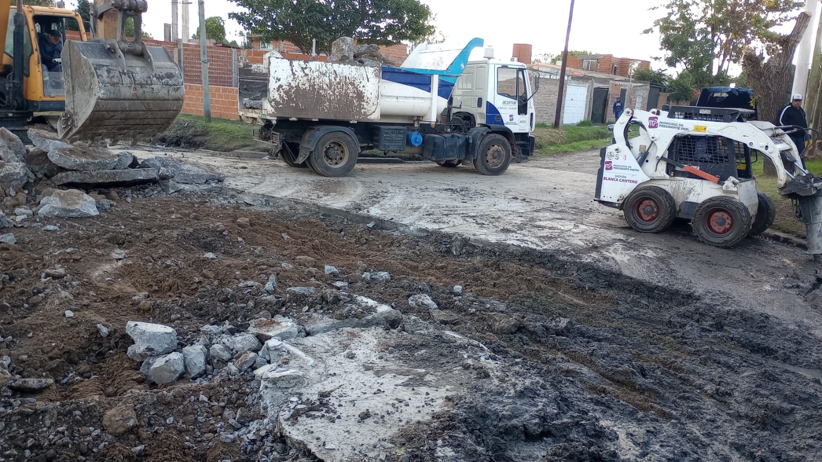MÁS OBRAS / EL MUNICIPIO REPAVIMENTA LA ESQUINA DE FORMOSA Y DORREGO
