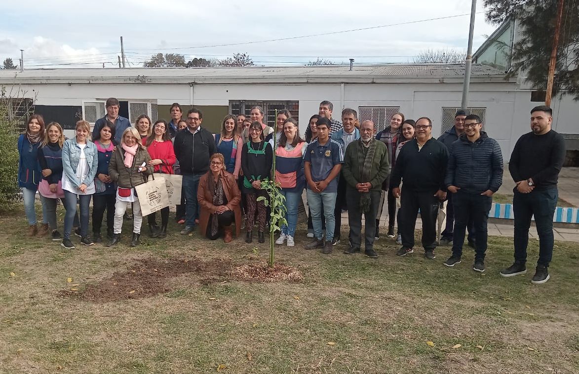 MEDIOAMBIENTE / EL PROGRAMA “PLANTAR ESPERANZA” LLEGÓ A LA ESCUELA ESPECIAL Nº 501
