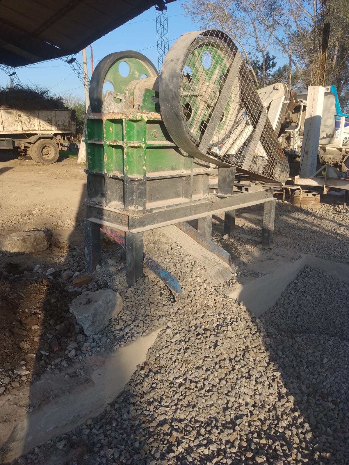 SERVICIOS PÚBLICOS / EL MUNICIPIO ARREGLA CALLES CON MATERIAL RECICLABLE
