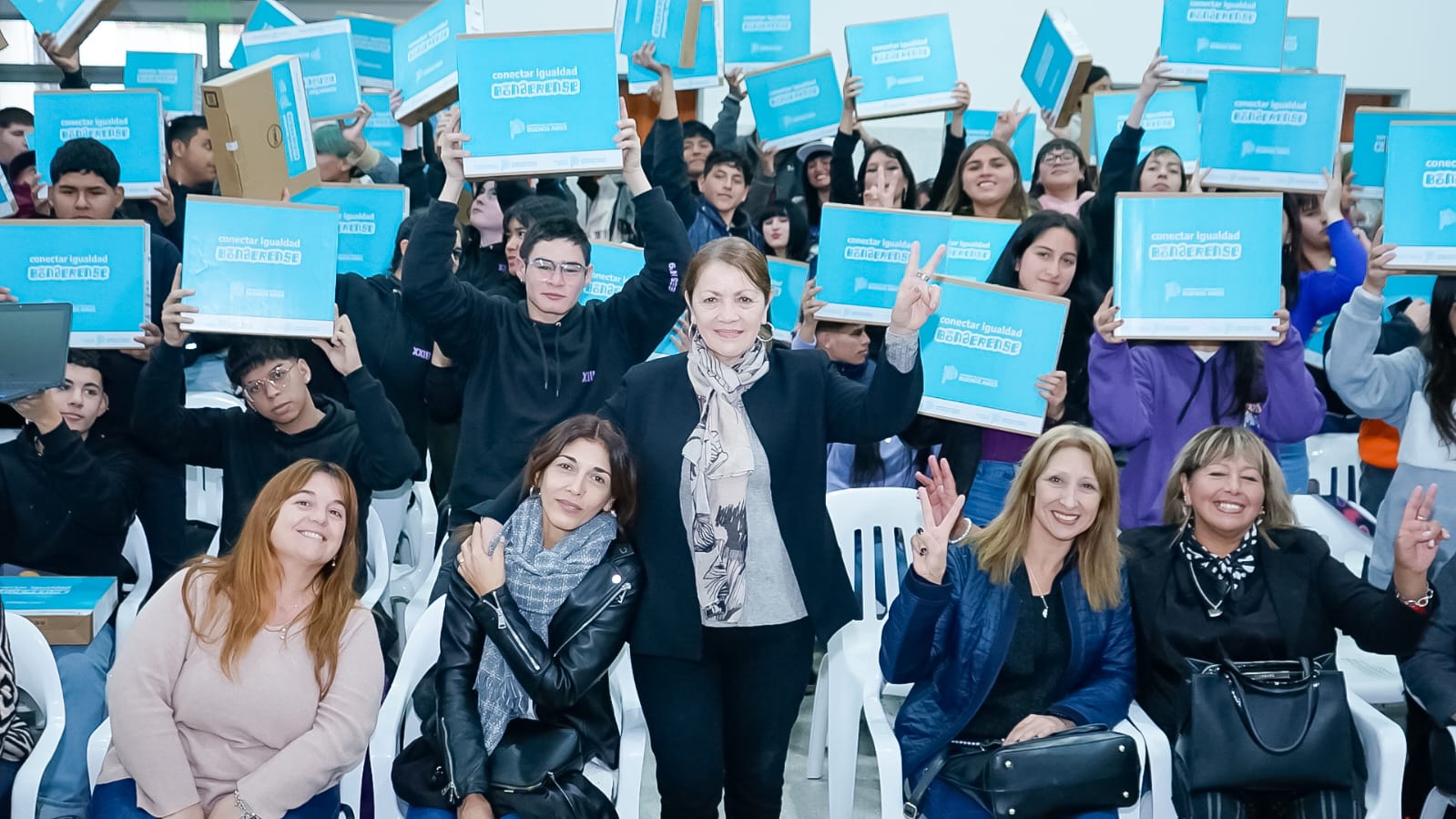 CONECTAR IGUALDAD BONAERENSE / LA INTENDENTE BLANCA CANTERO ENTREGÓ MÁS NETBOOKS A ESTUDIANTES DE CUATRO SECUNDARIAS