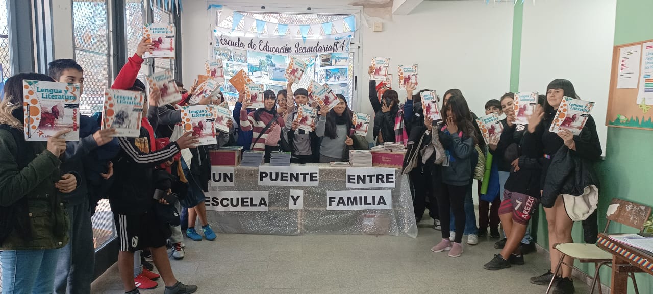 EDUCACIÓN / EL MUNICIPIO Y NACIÓNENTREGARON 4500 LIBROS DE MATEMATICA, LENGUA, FÍSICA Y QUÍMICA PARA ESTUDIANTESDE PRIMARIA DE PRESIDENTE PERÓN
