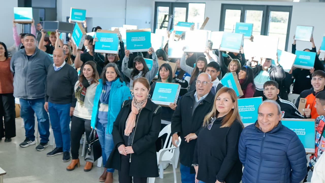 EDUCACIÓN| LA INTENDENTE BLANCA CANTERO ENTREGÓ NETBOOKS A ESTUDIANTES SECUNDARIOS DEL ÚLTIMO AÑO