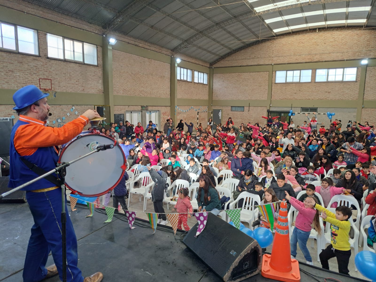 VACACIONES DE INVIERNO / MÁS DE MIL NIÑAS/OS DE LOS BARRIOS DE PRESIDENTE PERÓN DISFRUTARON DE LOS ESPECTACULOSGRATUITOS DE CIRCO, MALABARES Y ACROBACIAS