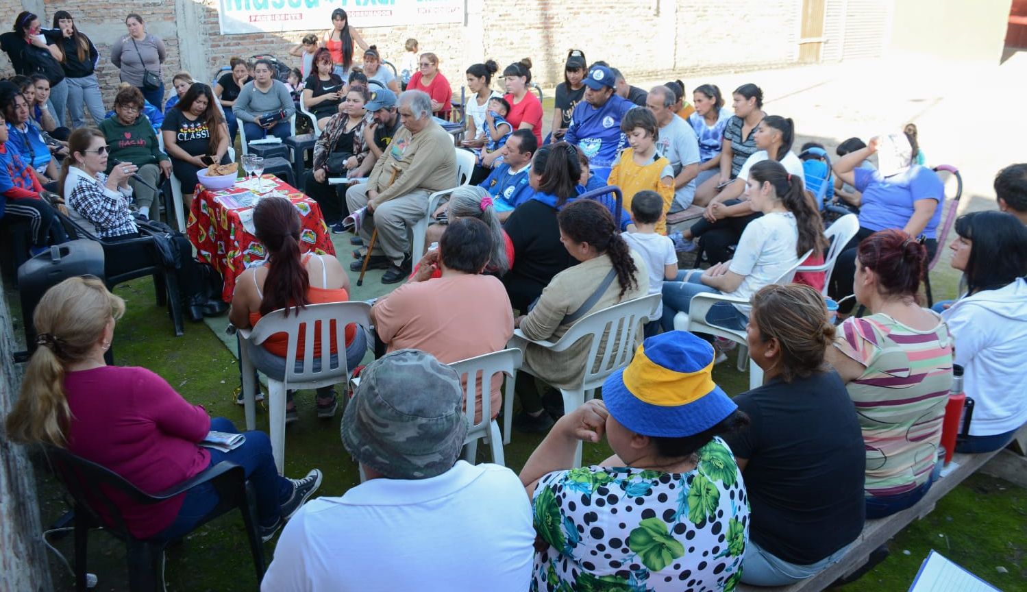 BARRIO LAS LOMAS / LA INTENDENTE BLANCA CANTERO MANTIENE REUNIONES CON VECINOS EN DISTINTOS BARRIOS DE PRESIDENTE PERÓN