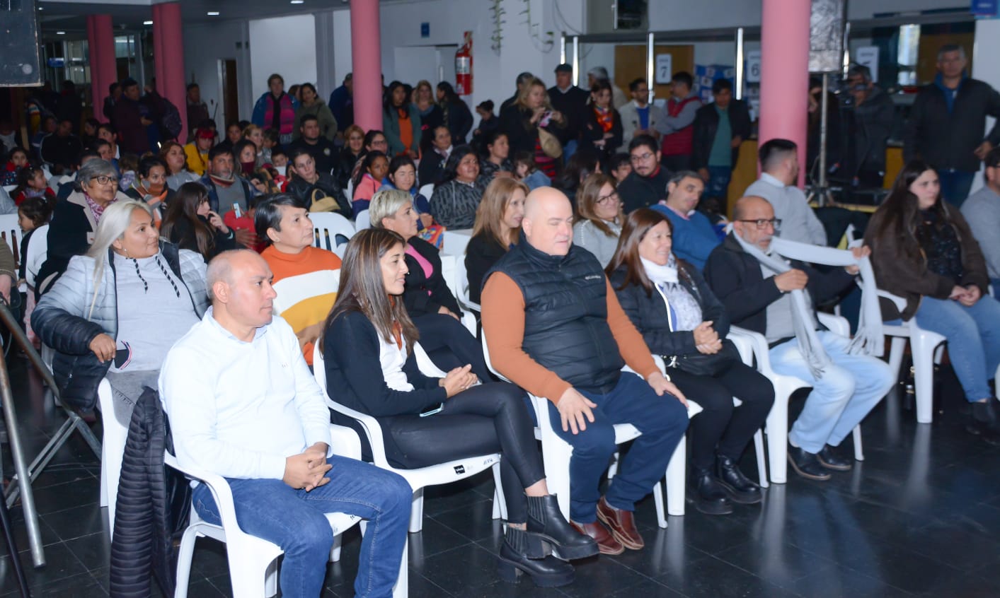 DESARROLLO SOCIAL / LA INTENDENTE BLANCA CANTERO Y LA SECRETARIA MICAELA FERRARO ENTREGARON UNA ASISTENCIA SOCIAL A FAMILIAS VULNERABLES DE PRESIDENTE PERÓN