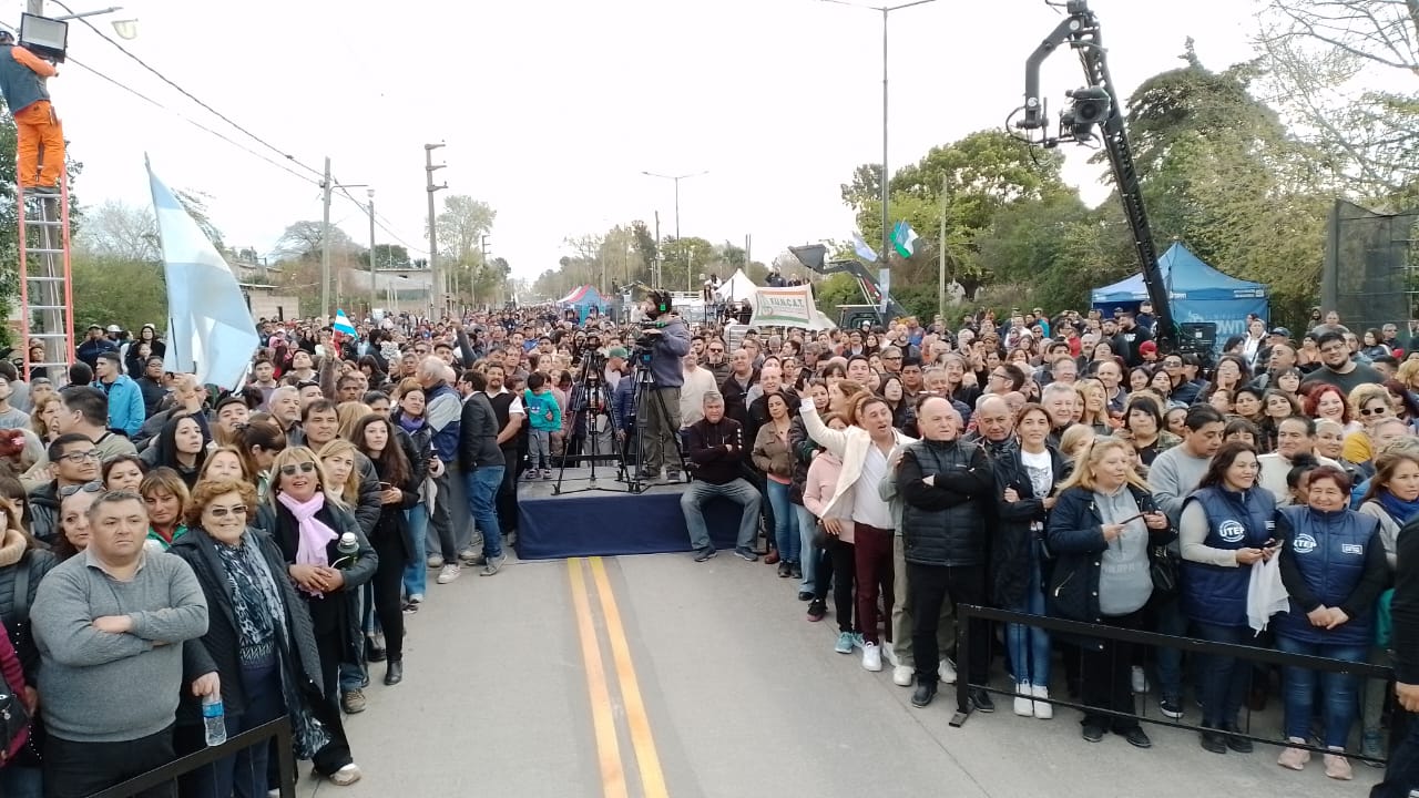 MÁS OBRAS / SERGIO MASSA, LOS INTENDENTES BLANCA CANTERO, JUAN FABIANI Y EL DIPUTADO MARIANO CASCALLARES INAUGURARON LA PAVIMENTACIÓN Y RENOVACIÓN INTEGRAL DE LA AVENIDA CAPITÁN OLIVERA