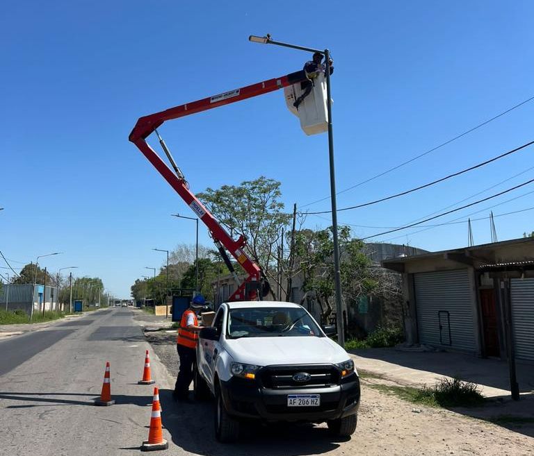 MÁS OBRAS / AVANZA LOS TRABAJOS DEL NUEVO ALUMBRADO PÚBLICO EN SAN ROQUE