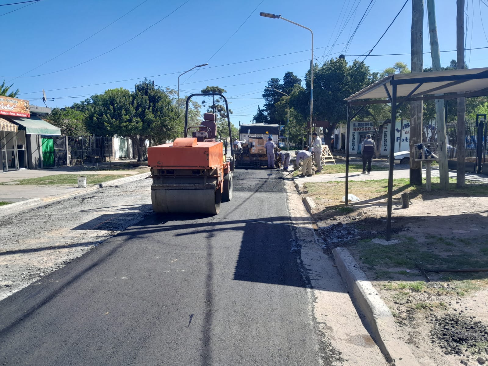  MÁS OBRAS / EL MUNICIPIO RECONSTRUYE EL ASFALTO DE LA CALLE SANTA ELENA