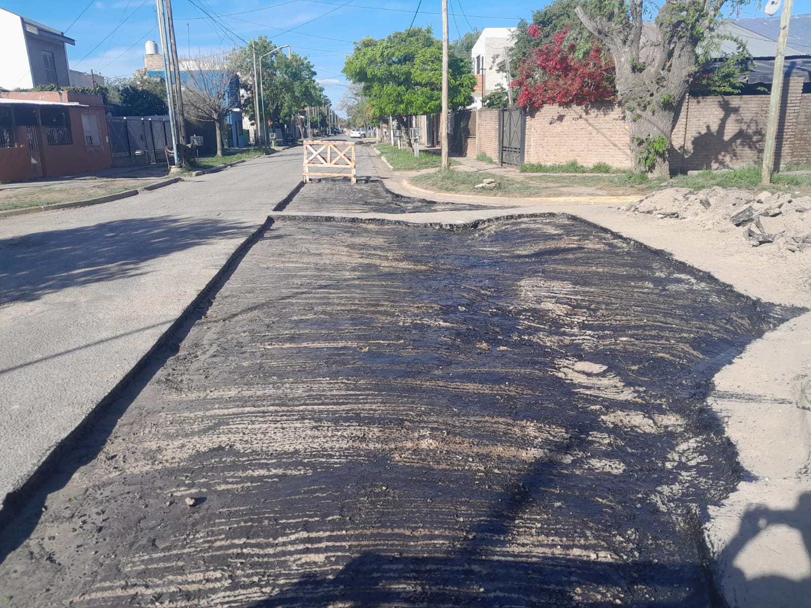 EL MUNICIPIO SIGUE REPARANDO LA CALLE SANTA ELENA