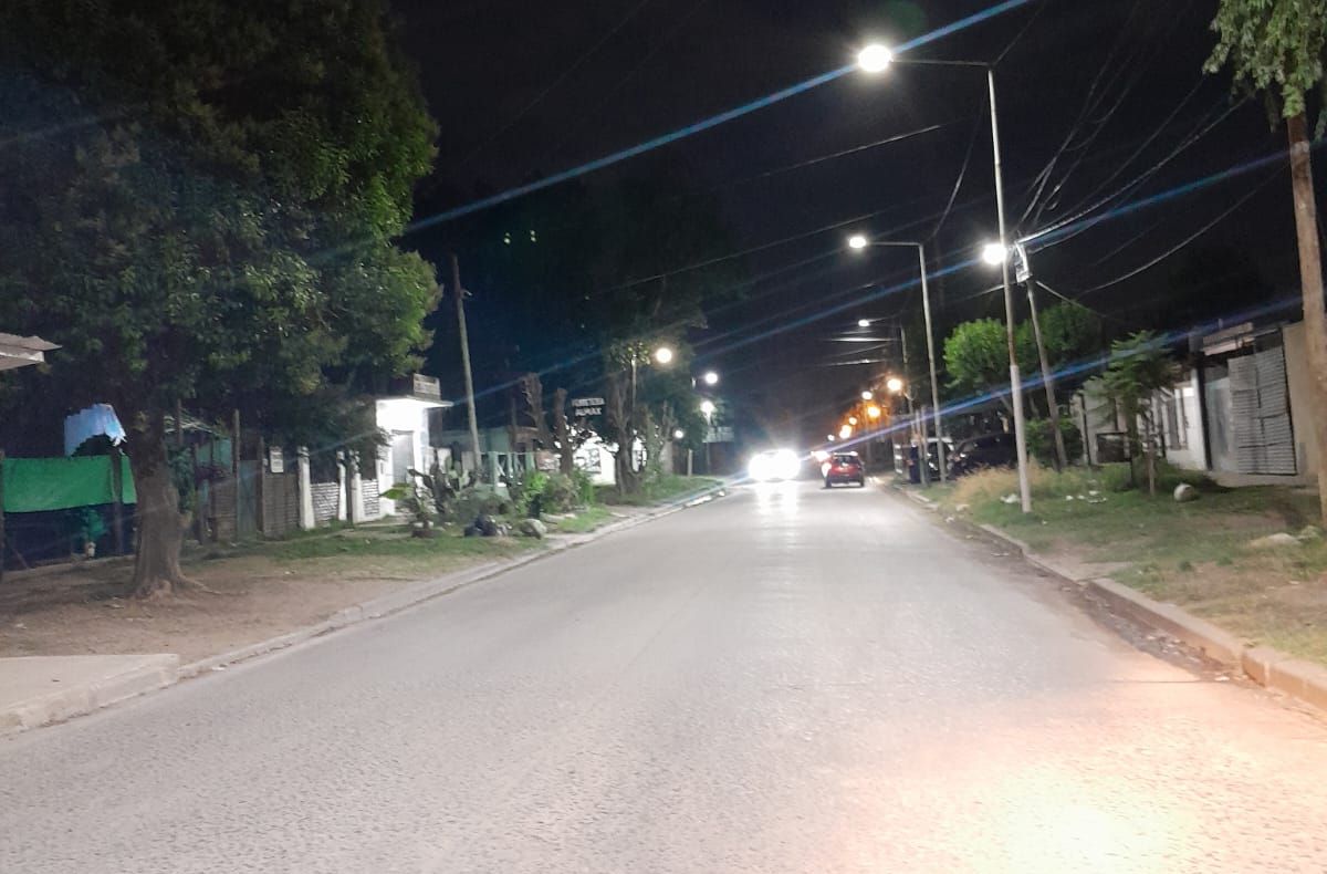 SERVICIOS / EL MUNICIPIO COMENZÓ UN NUEVO ALUMBRADO PÚBLICO LED EN LA CALLE 133