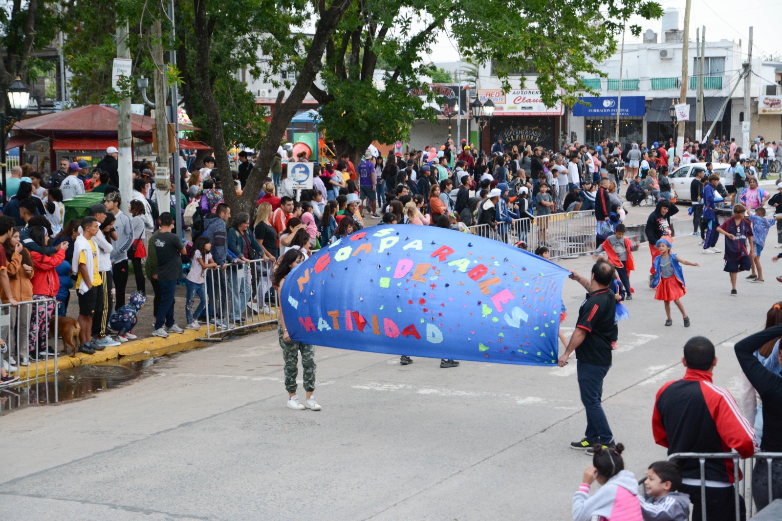 “CORSO DE LA FAMILIA” / LA INTENDENTE BLANCA CANTERO PARTICIPÓ DEL CIERRE DE LOS CARNAVALES ORGANIZADOS POR LAS CAPILLAS DE PRESIDENTE PERÓN