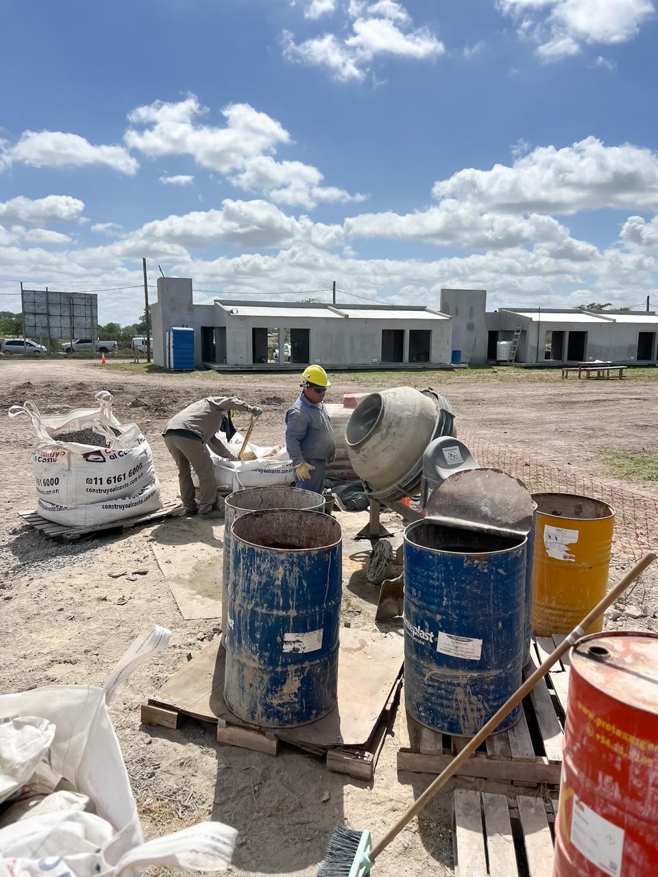 #Viviendas e infraestructura / LA INTENDENTE CANTERO Y LA MINISTRA BATAKIS RECORRIERON LOS AVANCES DE LA MEGA OBRA DE 800 CASAS EN GUERNICA