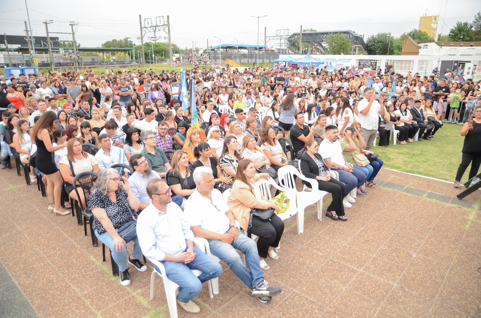 #Educación / LA INTENDENTE BLANCA CANTERO CELEBRÓ CON CIENTOS DE VECINOS LA ENTREGA DE DIPLOMAS Y MEDALLAS A GRADUADOS DEL PROGRAMA FINES